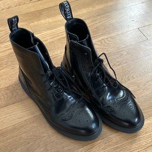 DR. MARTENS DELPHINE BROGUE BLACK POLISHED WINGTIP COMBAT BOOTS  - US Sz 8 EU 39